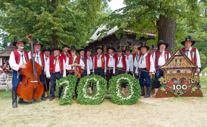 100